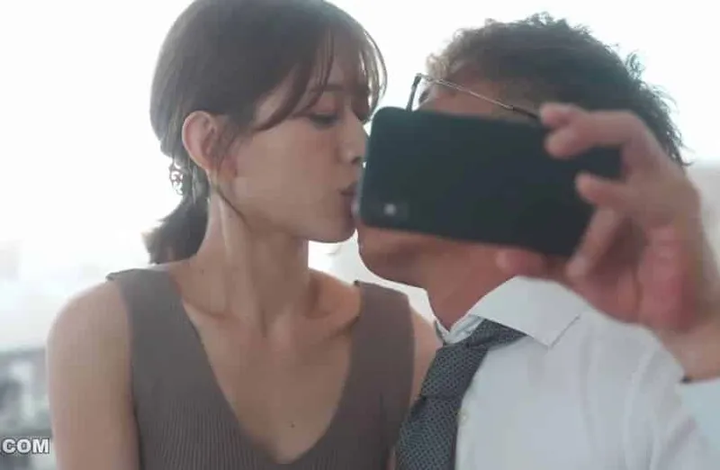 Thấy cô vợ hơi lạ, ông xã xem điện thoại bà xã và thấy cảnh xxx với tiền bối của mình