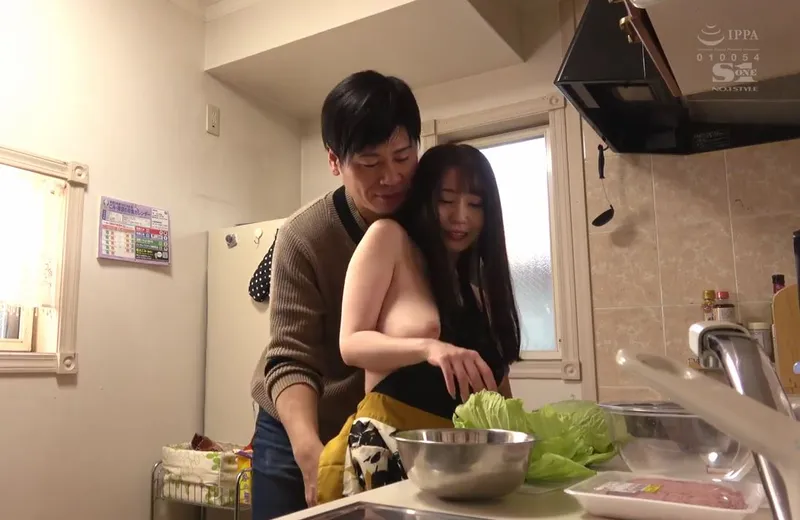 Nghi ngờ vợ vụng trộm, anh xã lén lắp camera và chứng kiến tất cả