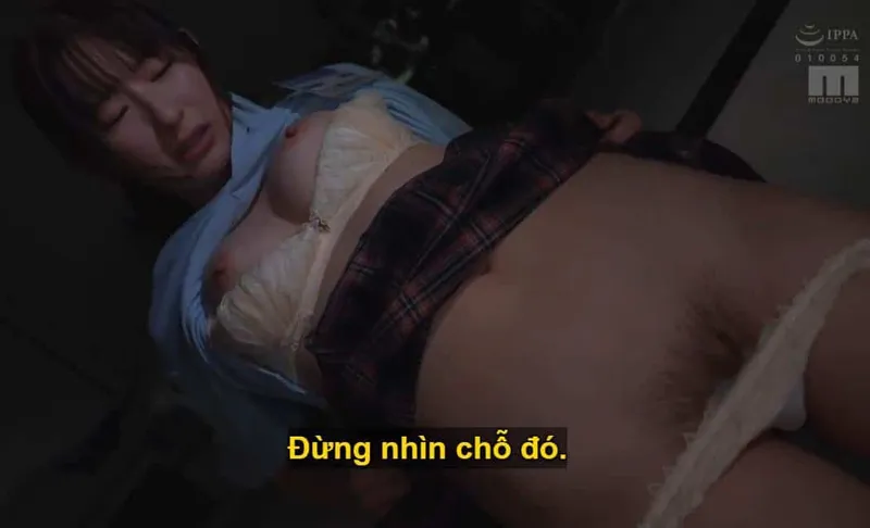 Ông sếp lập mưu "xxx" cô nhân viên dưới quyền kiêu kỳ lười nhác, suốt ngày bận rộn chat chit cùng người yêu.