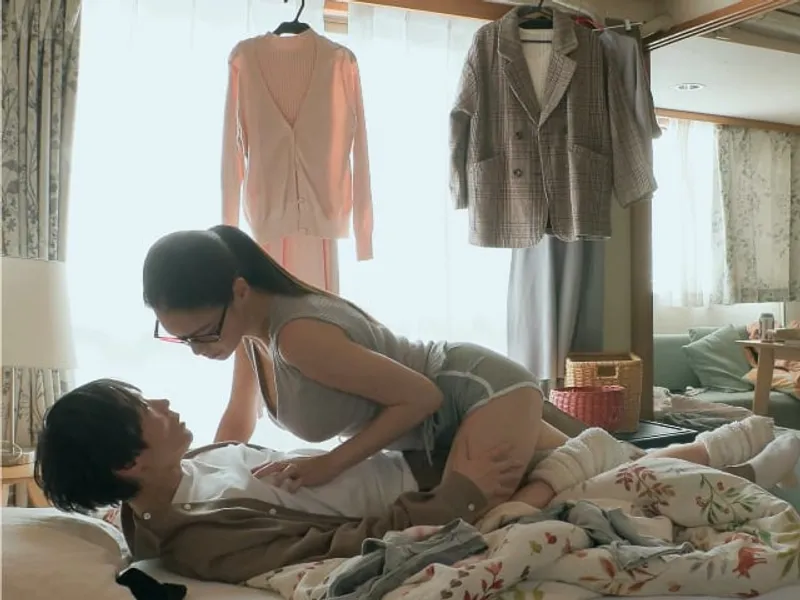 được chị nhà đối diện "an ủi" khi eny đi ngoại tình